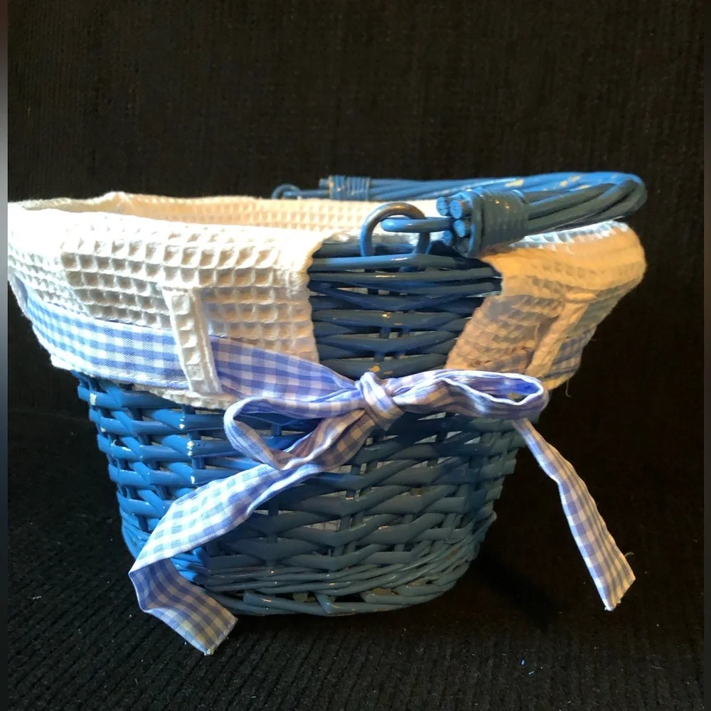 10936 VINTAGE Blue Wicker Basket With White Basket Liner Gingham Bows
